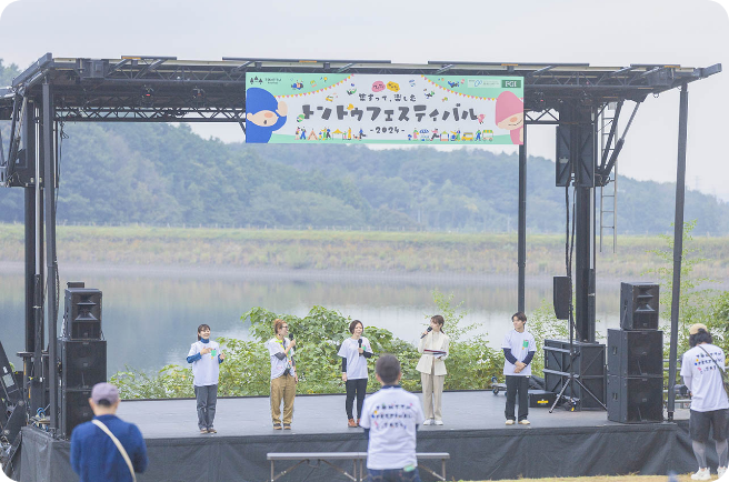 芝生広場に設置されたステージで、パフォーマンスが行われている様子の写真